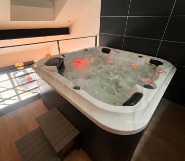 Sainte-Marie-dʼAlloix Apartment | Loft industriel avec jacuzzi