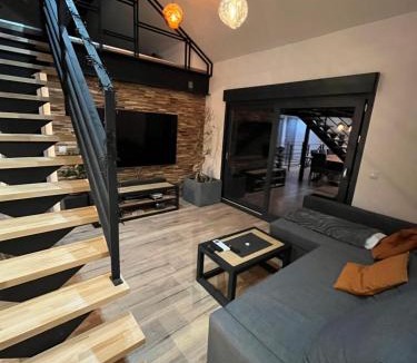 Sainte-Marie-dʼAlloix Apartment | Loft industriel avec jacuzzi