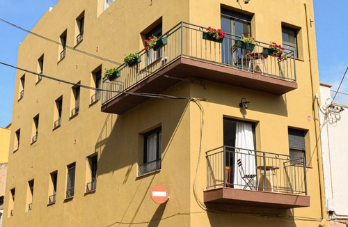 Sant Feliu de Guixols Apartment | Loft LOVE, charming, cozy, comfortable, centrally located, king bed (2-4 pax).