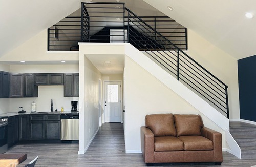 Lebanon House | Loft near Bennett Springs State Park