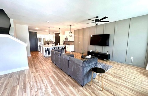 Central Park South House | Loft, New Luxurious Large 3BR, Sleeps 9 + Parking