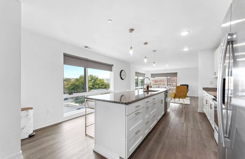 Wyandotte Apartment | Loft, Open Concept, Balcony 2 Bed, Pool Gym, Wifi