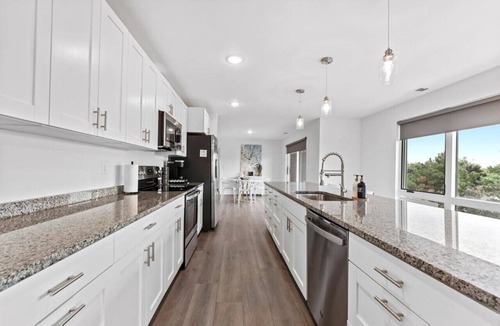 Wyandotte Apartment | Loft, Open Concept, Balcony 2 Bed, Pool Gym, Wifi