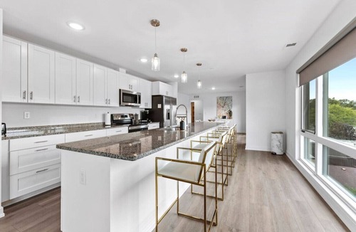 Wyandotte Apartment | Loft, Open Concept, Balcony 2 Bed, Pool Gym, Wifi