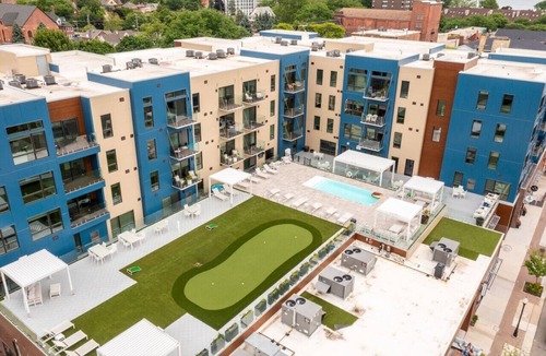 Wyandotte Apartment | Loft, Open Concept, Balcony 2 Bed, Pool Gym, Wifi