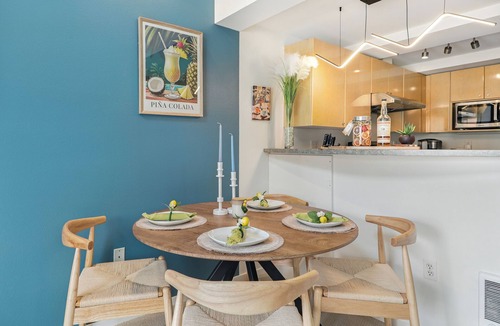 Belltown House | Loft Penthouse. Private Balcony with Space Needle View. Walk to everywhere