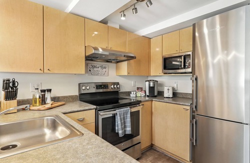 Belltown House | Loft Penthouse. Private Balcony with Space Needle View. Walk to everywhere