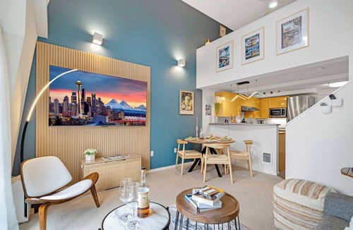 Belltown House | Loft Penthouse. Private Balcony with Space Needle View. Walk to everywhere