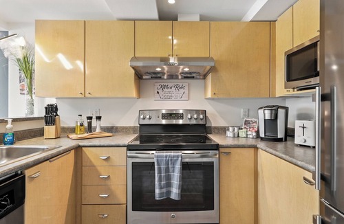 Belltown House | Loft Penthouse. Private Balcony with Space Needle View. Walk to everywhere