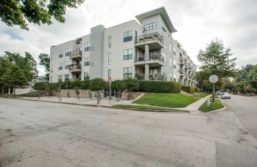 Oak Lawn House | LOFT-style condo, 3 minutes from Uptown/Downtown