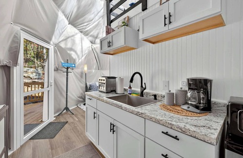 Wardensville House | Loft-style dome w/fire pit & stargazing