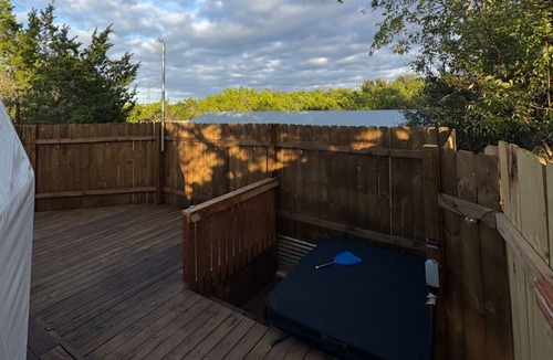 Cardinal Hills Estates Cabin | Loft style Geo-Dome in fabulous Austin with AC, Heat, Private Jacuzzi, & parking
