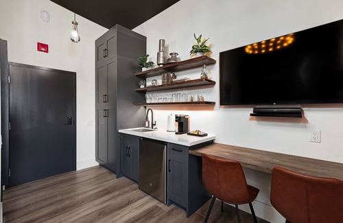 Collingwood Condo | Loft-Style Studio w/Murphy Bed in DT Collingwood