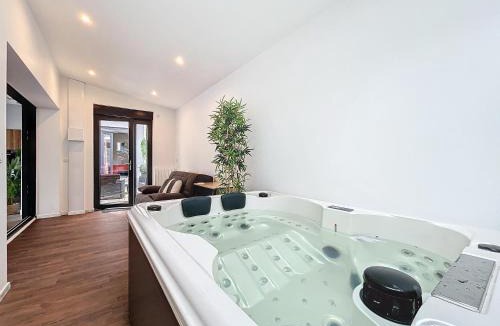 Montlucon Apartment | LOFT Terrasse avec SPA proche centre historique