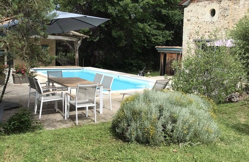 Saint-Pierre-du-Palais Cottage | Loft with Jacuzzi and Sauna by the river.