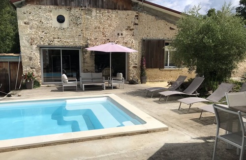 Saint-Pierre-du-Palais Cottage | Loft with Jacuzzi and Sauna by the river.