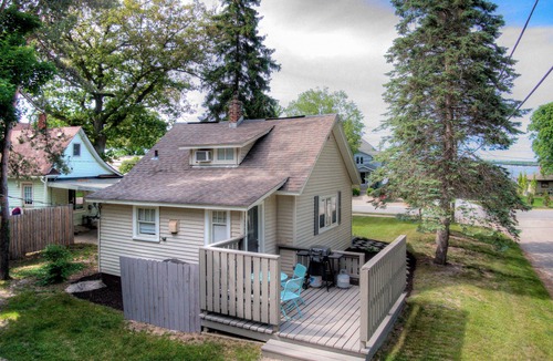 Macatawa Cottage | Lofted Cottage w/Lake Views & Pets Welcome
