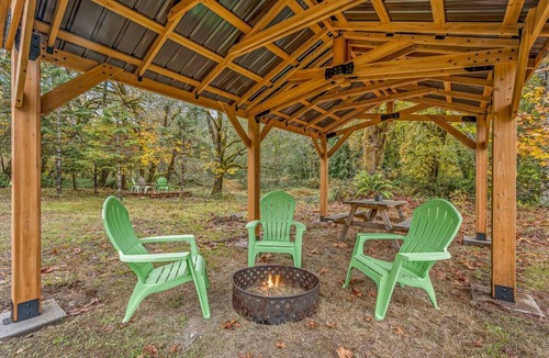 Sherwood Cabin | Lofted Waterfront Fun w/BBQ Unique Northwest Vacation Rentals