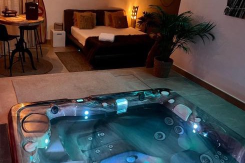 Bouzigues Bed & Breakfast | Lofts avec Jacuzzi privatif - Spa Romantique - Bouzigues