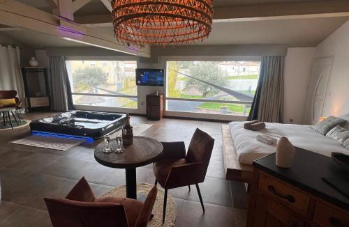 Bouzigues Bed & Breakfast | Lofts avec Jacuzzi privatif - Spa Romantique - Bouzigues