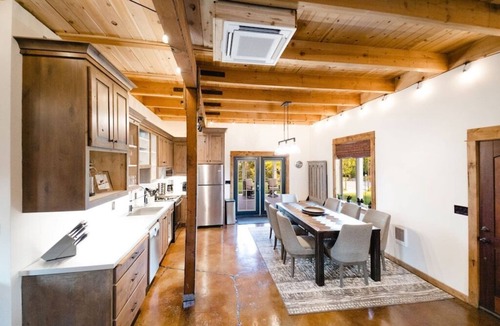 Carlton House | Lofty Vibes | Vineyard Views