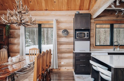 Saint-Alexis-des-Monts Ski Chalet | Log cabin with beach, spa, volleyball
