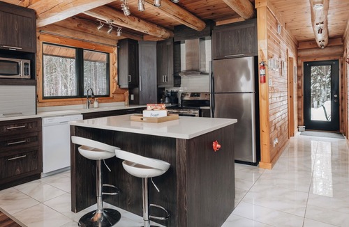 Saint-Alexis-des-Monts Ski Chalet | Log cabin with beach, spa, volleyball