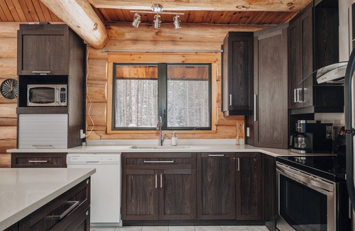 Saint-Alexis-des-Monts Ski Chalet | Log cabin with beach, spa, volleyball