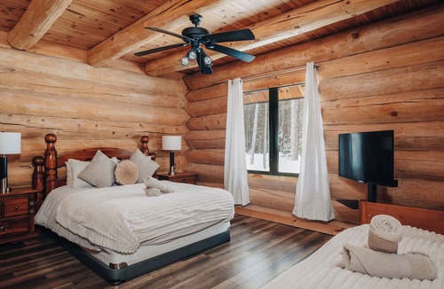 Saint-Alexis-des-Monts Ski Chalet | Log cabin with beach, spa, volleyball