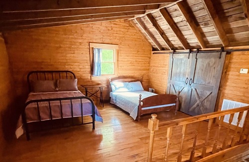 Cane Valley Cabin | Log Cabin by the lake