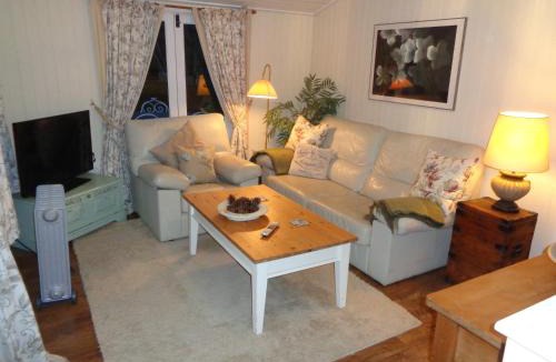 Uckington Apartment | Log Cabin, Conveniently Situated halfway between Stratford and Warwick