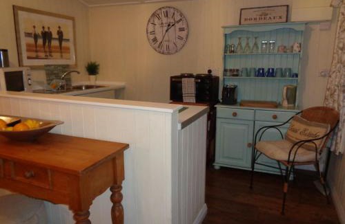 Uckington Apartment | Log Cabin, Conveniently Situated halfway between Stratford and Warwick