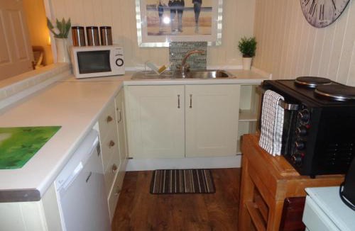 Uckington Apartment | Log Cabin, Conveniently Situated halfway between Stratford and Warwick