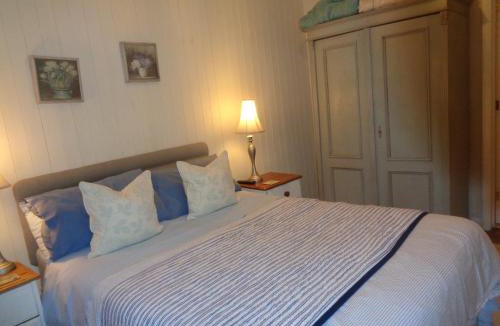 Uckington Apartment | Log Cabin, Conveniently Situated halfway between Stratford and Warwick