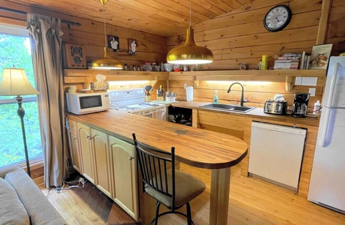 L'Amable Apartment | Log Cabin Escape on the Lake