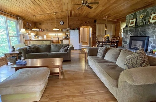 L'Amable Apartment | Log Cabin Escape on the Lake