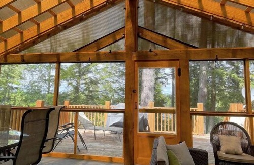 L'Amable Apartment | Log Cabin Escape on the Lake