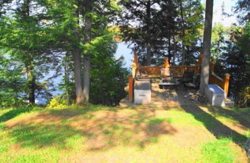 L'Amable Apartment | Log Cabin Escape on the Lake