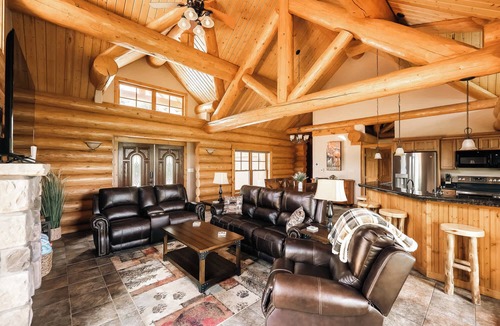 Three Peaks Cabin | Log Cabin Getaway w/Hot Tub | Ski, Hike, Relax
