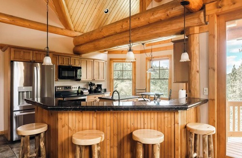 Three Peaks Cabin | Log Cabin Getaway w/Hot Tub | Ski, Hike, Relax
