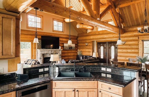 Three Peaks Cabin | Log Cabin Getaway w/Hot Tub | Ski, Hike, Relax