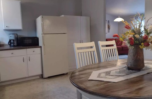 Bird In Hand House | Log Cabin Guest House