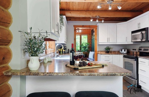 Labelle Ski Chalet | Log Cabin, Hot tub, near Tremblant