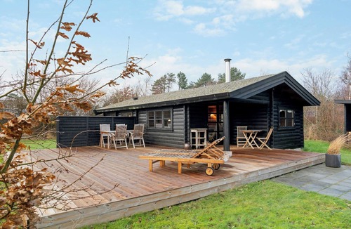 Yderby House | Log cabin in first row by Sejerø Bay