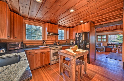Wilmington Cottage | Log Cabin in Wilmington w/New Hot Tub By Skiing!