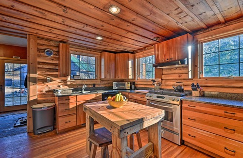 Wilmington Cottage | Log Cabin in Wilmington w/New Hot Tub By Skiing!