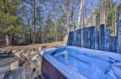 Wilmington Cottage | Log Cabin in Wilmington w/New Hot Tub By Skiing!