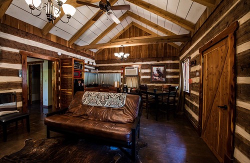 Lindale Cabin | Log Cabin in Woods W/Trail & Scavenger Hunt Wood Fireplace, Lindale Canton Tyler