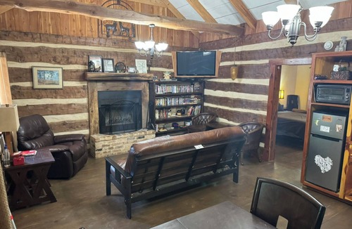 Lindale Cabin | Log Cabin in Woods W/Trail & Scavenger Hunt Wood Fireplace, Lindale Canton Tyler