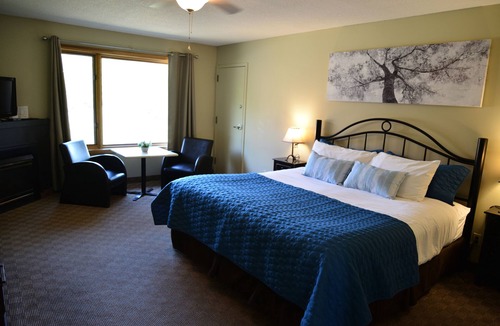 Parry Sound Hotel | Log Cabin Inn